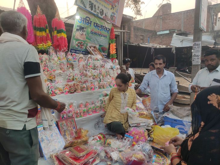 Markets are abuzz with activity on Dhanteras, with people shopping in ...