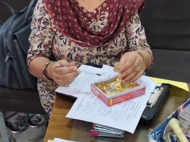 सिवनी में खाद्य सुरक्षा टीम ने प्रतिष्ठानों का निरीक्षण किया:  दीपावली से पहले गुणवत्ता जांच को लिए सैंपल कलेक्ट किए – Seoni News