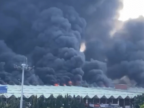 Dhaka Airport Fire Accident LIVE Photos Video Update | Bangladesh News | ढाका इंटरनेशनल एयरपोर्ट पर आग लगी, सभी फ्लाइट्स रोकी गईं: कार्गो एरिया जलकर खाक; दिल्ली से बांग्लादेश जा रही फ्लाइट कोलकाता भेजी गई