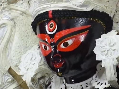 Kolkata Diwali Interesting Facts; Keoratala- Mahasmashan Ghat | Kali Puja | 7 अनोखी दिवाली-बंगाल में जलती चिताओं के बीच काली पूजा: कोलकाता महाश्मशान में दिवाली की 154 साल पुरानी परंपरा; यहां मां की मूर्ति में जीभ अंदर