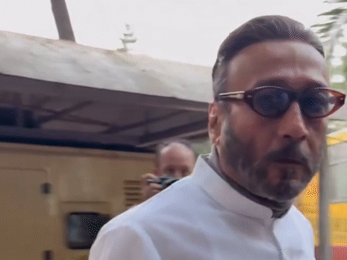 Jackie gets angry at paparazzi at Pankaj Dheer’s prayer meet | पंकज धीर के प्रेयर मीट में पैपराजी पर भड़के जैकी: फॉलो किए जाने पर हुए नाराज, बोले-‘अपने घर में होगा तो समझ आएगा’