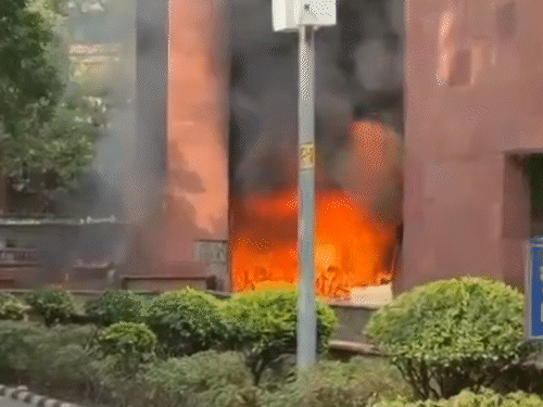 दिल्ली में सांसदों के लिए बने अपार्टमेंट में आग लगी:यहां कई MP और उनके स्टाफ के फ्लैट; लोग बोले- फायर बिग्रेड देरी से पहुंची- INA NEWS