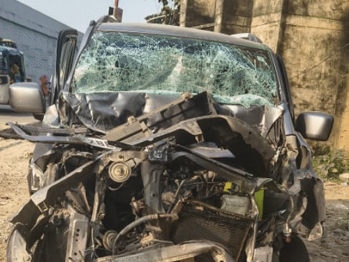 Uncle and nephew die after car rams into parked truck in Sachendi