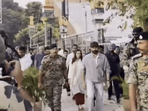 Bollywood Actor Sunny Deol ; Retreat Ceremony Video Photos On Social Media | Attari Border | सनी देओल खुद गाड़ी चलाकर अटारी बॉर्डर पहुंचे: बेटे करण व पुत्रवधू के साथ देखी रिट्रीट सेरेमनी; BSF जवानों संग खिंचवाई फोटो – Amritsar News