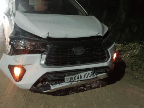 Harish Rawat Car Accident: Ex-Uttarakhand CM Safe After Collision News Update | हरीश रावत की कार का यूपी में एक्सीडेंट: हेडलाइट फूटी, बोनट क्षतिग्रस्त; हाईवे पर पुलिस एस्कॉर्ट से टकराई गाड़ी, जवान घायल – Uttarakhand News