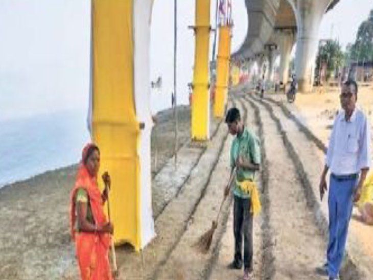 The approach road to the Ganga Ghats is being repaired by filling the ...