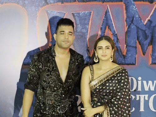 Huma and Rachit spotted together amid engagement rumours | सगाई की अफवाहों के बीच साथ दिखे हुमा और रचित: फिल्म ‘थामा’ की स्क्रीनिंग में दोनों ने मुस्कुराते हुए पोज दिया