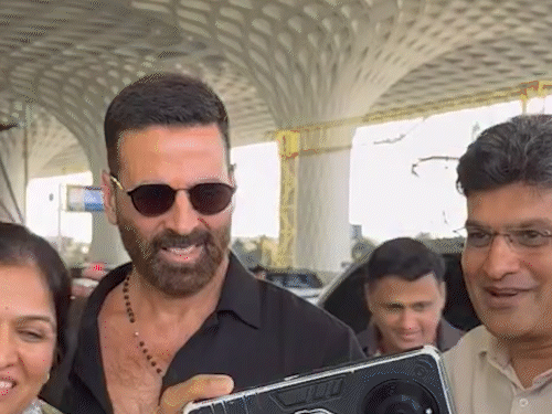 Fan puts his hand on Akshay Kumar’s shoulder, actor lashed out | फैन ने अक्षय कुमार के कंधे पर रखा हाथ: भड़के एक्टर ने लगाई फटकार, एयरपोर्ट पर सेल्फी क्लिक करने के लिए लगी थी भीड़