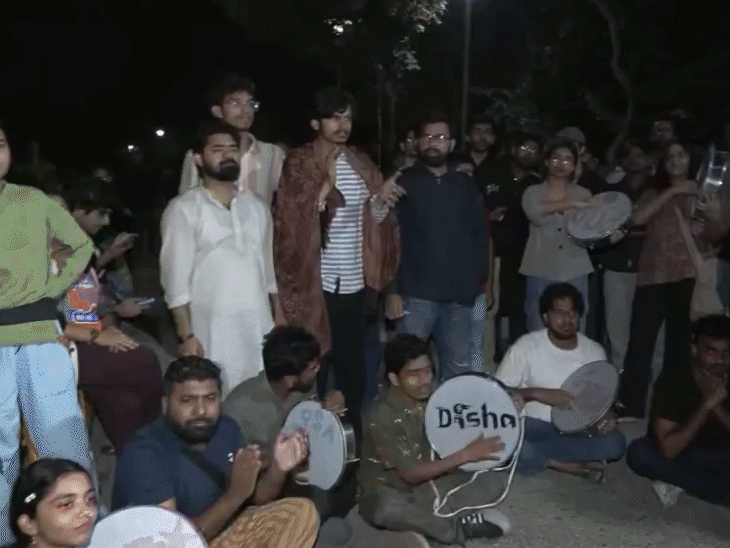 Clash between students and police in JNU. Clash between students and police in JNU: 28 detained including student union president: Police tried to stop students at West Gate