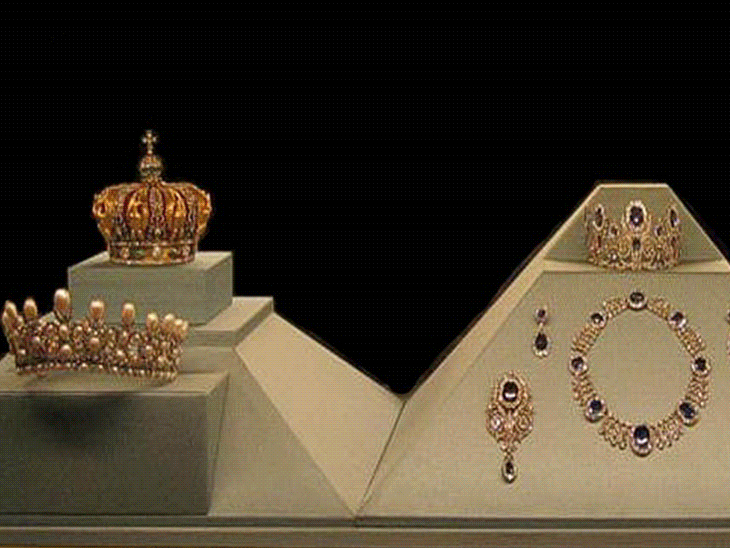 Nine precious jewels of Napoleon stolen from French museum | फ्रांस के म्यूजियम से नेपोलियन के 9 कीमती गहने चोरी: दीवार फांद, कटर से खिड़की काटकर अंदर घुसे चोर, 4 मिनट में वारदात अंजाम दी