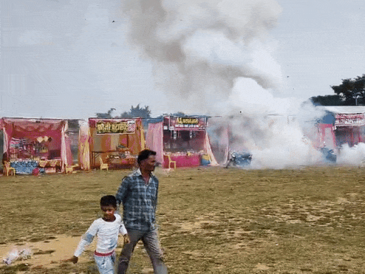 Fire breaks out at a firecracker shop in Maihar, 6 shops gutted