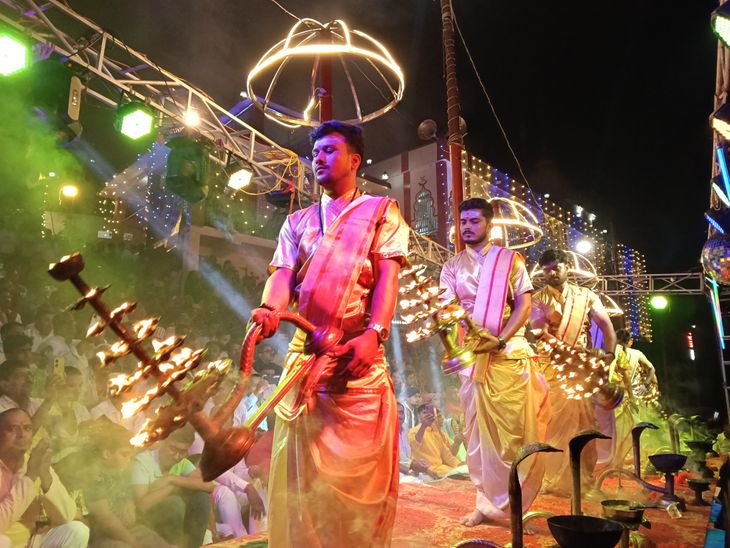 A grand Ganga Aarti was held on the banks of the Chhoti Gandak in Bhatni.
