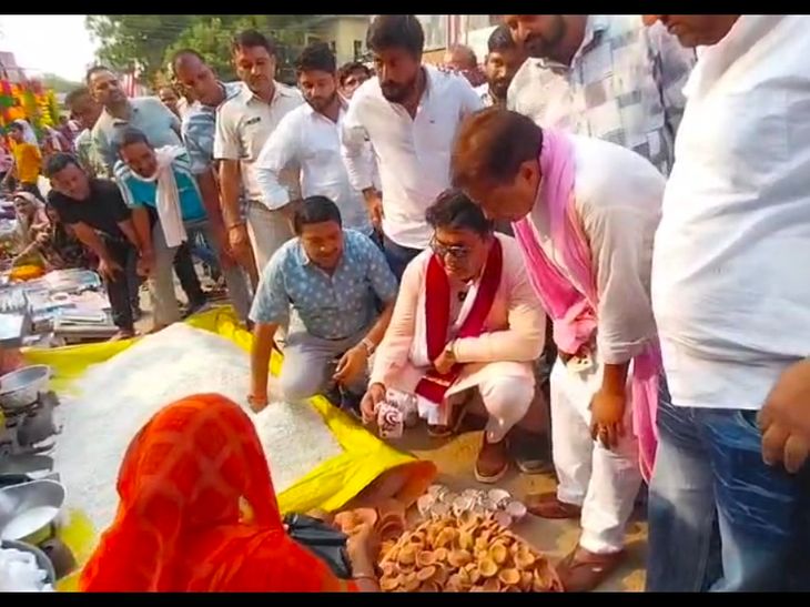 दिवाली पर बाजारों में खरीदारी करने पहुंच रहे लोग:  अच्छे व्यापार की उम्मीद से व्यापारियों के चेहरे पर रौनक – Deeg News