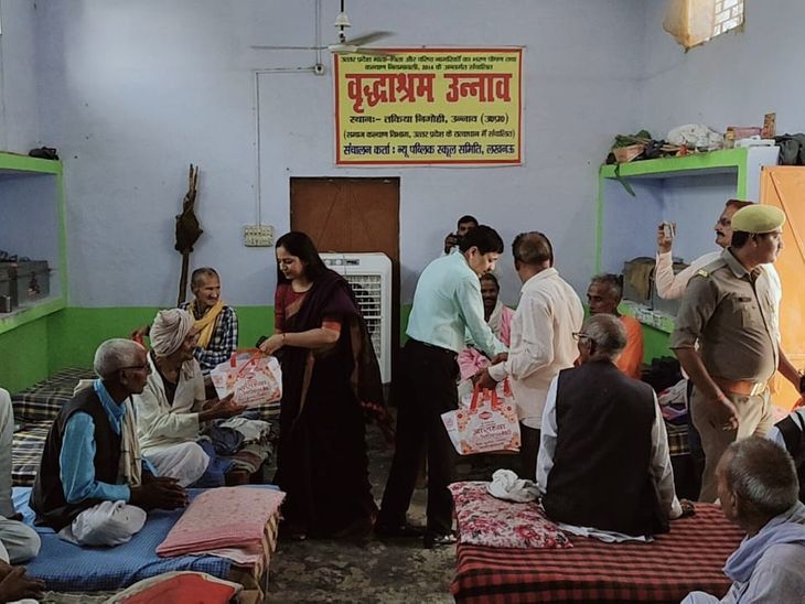 Unnao SP celebrated Diwali with his wife at an old age home.