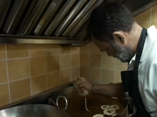 राहुल गांधी ने दीवाली पर इमरती और लड्डू बनाए:पुरानी दिल्ली की दुकान पर पहुंचे, वीडियो शेयर कर पूछा- आप दिवाली कैसे मना रहे- INA NEWS