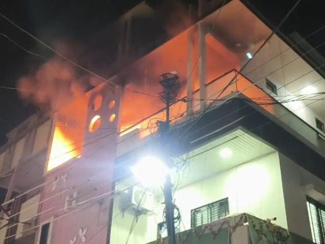 Fire breaks out on the upper floor of a house in Barwani due to ...