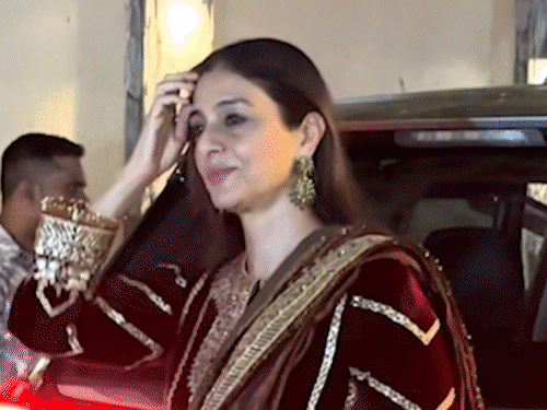 Tabu, ali fazal to farhan akhtar Celebs attend Javed Akhtar’s Diwali party | जावेद अख्तर की दीवाली पार्टी में पहुंचे सेलेब्स: तब्बू का दिखा ट्रेडिशनल अवतार, अली-ऋचा ने की ट्विनिंग, फरहान अख्तर पत्नी के साथ बने पार्टी का हिस्सा