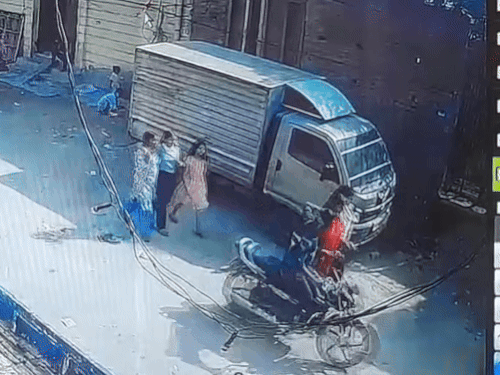 लुधियाना में बाइक सवार ने महिला को लूटा:  सोने का लॉकेट छीना, पीड़िता नीचे गिरी, आरोपी फरार, जांच जारी – Ludhiana News