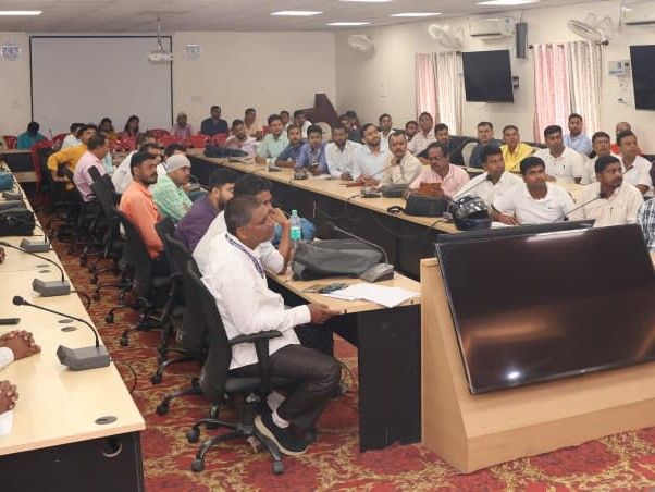 लखीसराय में पोस्टल बैलेट प्रक्रिया को लेकर प्रशिक्षण:  जिला निर्वाचन पदाधिकारी ने मतदान दलों को दी ट्रेनिंग – Lakhisarai News