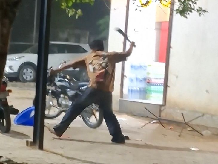 लुधियाना सिविल अस्पताल में दो गुटों में झड़प:  कैंटीन, बाइक में तोड़फोड़, तेजधार हथियारों से एक दूसरे पर किया हमला – Ludhiana News