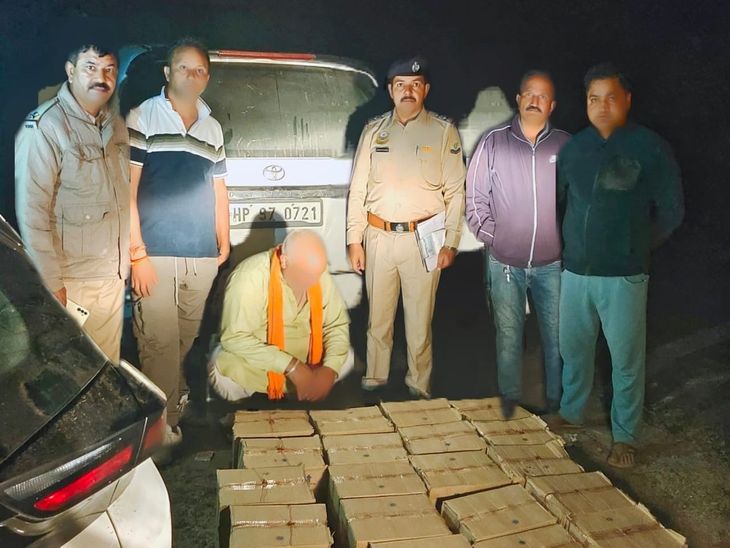 कांगड़ा पुलिस ने शराब तस्कर किया अरेस्ट:  इनोवा कार से लेकर जा रहा था, 278 बोतल देसी शराब- गाड़ी जब्त – Dharamshala News
