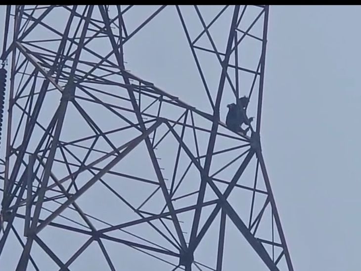 A young man climbed a 400 kV line tower in Sonbhadra.