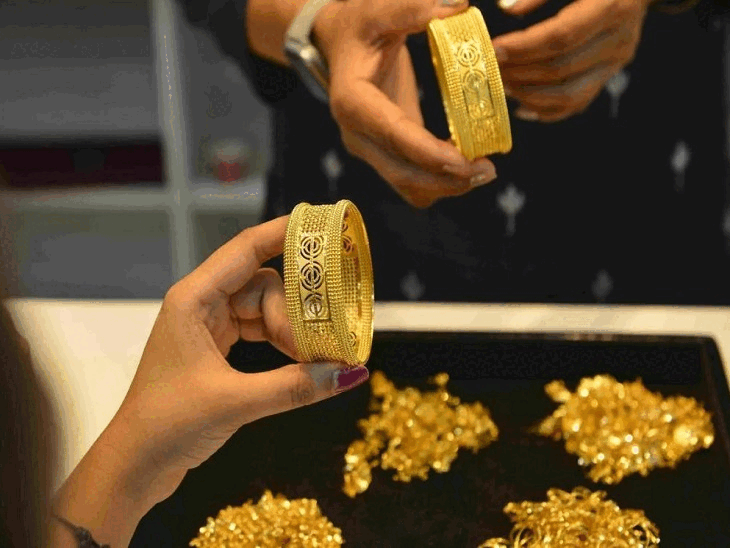 मार्केट में हलचल: सोना-चांदी के दाम गिरे, जानें निवेश पर क्या पड़ा असर? Diwali Gold Silver Prices Drop news image