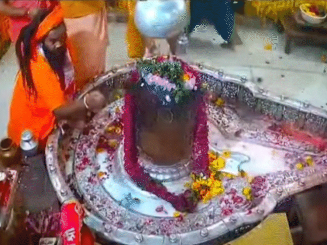 Ujjain Mahakal Temple Fight Video Update; Sadhu Saint | Pujari | महाकाल मंदिर में पुजारी और संत भिड़े: गर्भगृह में गालीगलौज-हाथापाई तक हुई; दोनों ने एक-दूसरे को देख लेने की धमकी दी – Ujjain News