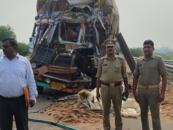 Truck collides with dumper on Bundelkhand Expressway