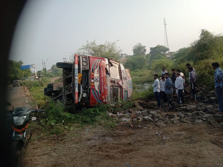 Truck loaded with gas cylinders overturns, major accident averted
