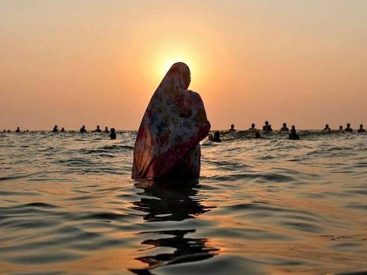 छठ पूजा का पर्व: सूर्य देव और छठ माता की पूजा से जुड़े धर्मिक रहस्य उजागर। Chhath Puja Festival Begins news image