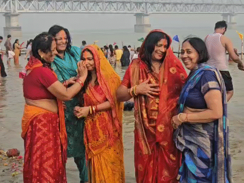 छठ महापर्व- नहाय-खाय कल से:  व्रती महिलाएं कद्दू की सब्जी और चने की दाल ही क्यों खाती हैं, कैसे शुरू हुआ छठ, देखें VIDEO – Patna News