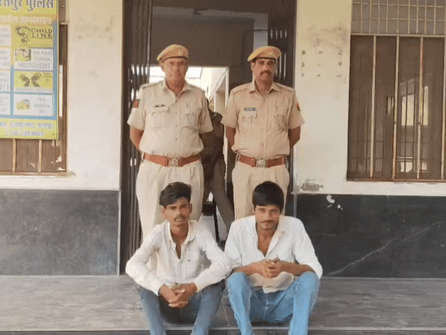 पुलिस को देखकर भागे दो साइबर ठग:  पीछा कर पकड़ा, आरोपियों से 2 मोबाइल जब्त, अलमारी और बेड़ बेचने के नाम पर कर रहे थे ठगी – Bharatpur News