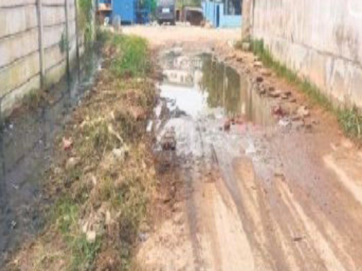 घाट तो हो गए चकाचक, लेकिन सड़कें बहुत खराब; गड्ढे और गंदे पानी से होकर घाट तक जाएंगे छठ व्रती व श्रद्धालु – Ranchi News