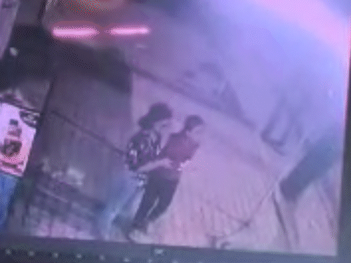 अहमदाबाद में लापरवाही से पटाखा फोड़ने से बच्ची की मौत:  लोहे के पाइप में रखकर चला रहे थे पटाखे, सीधे बच्ची के सिर में धंसा पाइप