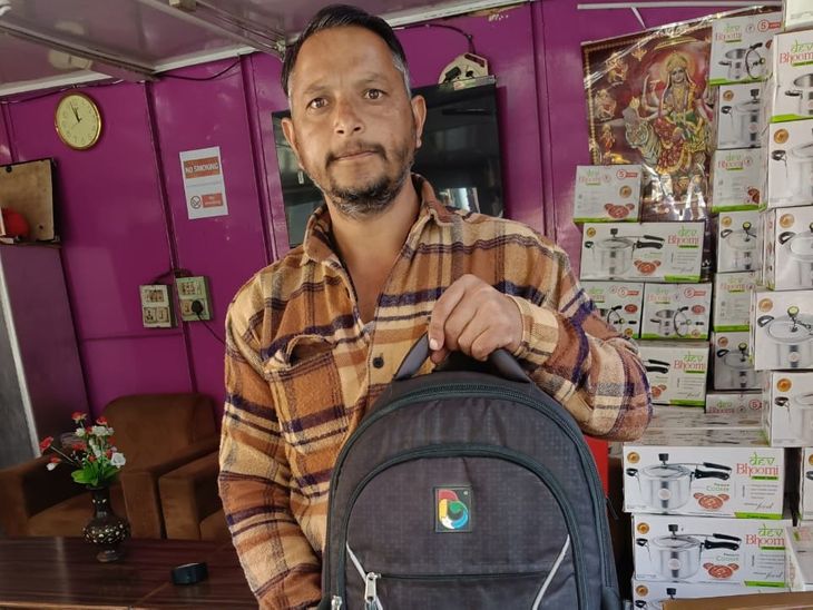 मनाली में ड्राइवर ने 10 लाख का सामान लौटाया:  ऑटो में मुंबई के टूरिस्ट का छूट गया था बैग, कैमरा-ड्रोन और मोबाइल रखा था – Manali News