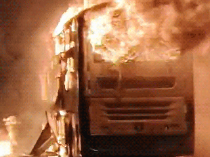 Hyderabad Bengaluru Bus Fire Accident Video Update | Kurnool Fire Tragedy | आंध्र प्रदेश में चलती बस में आग, 20 जिंदा जले: बाइक टकराकर बस के फ्यूल टैंक में फंसी, इससे आग लगी; 40 यात्री सवार थे