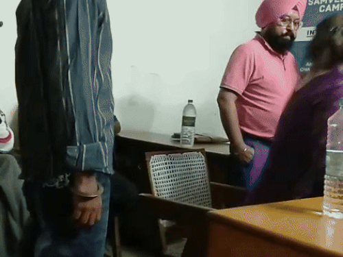 चंडीगढ़ में कांग्रेस नेताओं की लड़ाई थाने पहुंची:  महिला नेत्री ने ब्लॉक अध्यक्ष को जड़े थप्पड़, वॉट्सऐप ग्रुप में अश्लील फोटो शेयर करने का आरोप – Chandigarh News