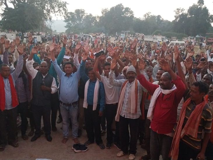 Pando tribe protests land grabbing, caste change | पंडो जनजाति ने जमीन ...