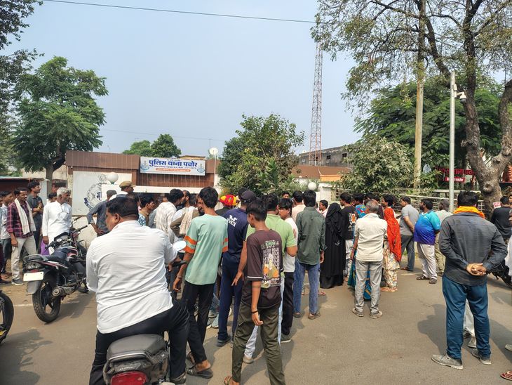 Youth murdered in Pachor, family members stage protest | पचोर में युवक ...
