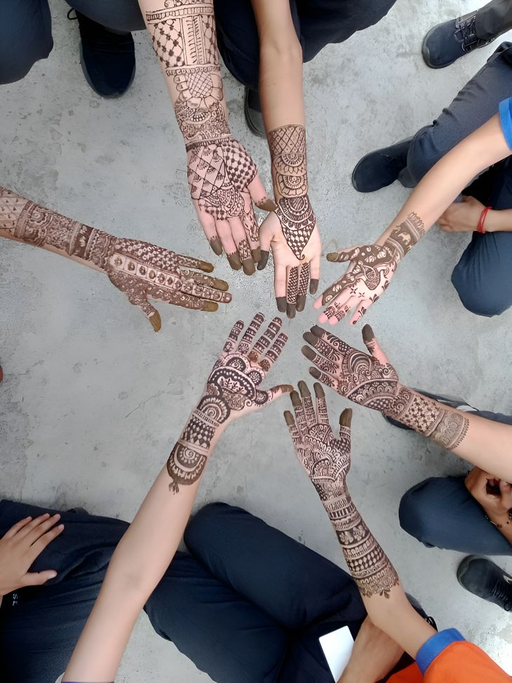 Children displayed their skills in mehndi and rangoli. | मेहंदी रचाओ व ...