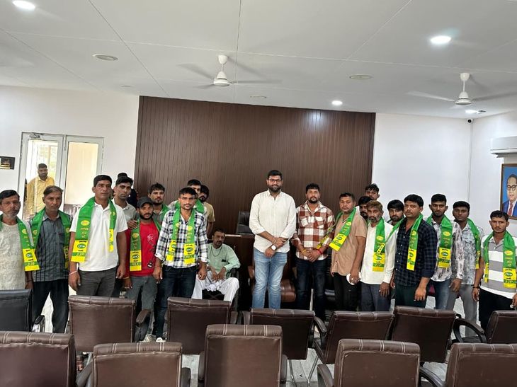 महेंद्रगढ़ के कई युवा जजेपी में हुए शामिल:दिल्ली में दिग्विजय चौटाला ने पहनाया पटका; बोले- किसान-रोजगार के हितों की बात करती है पार्टी- INA NEWS