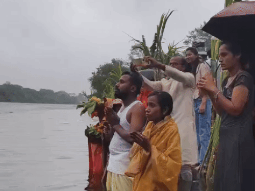 Chhath Mahaparva celebrated at Bedach river ghat | बेड़च नदी घाट पर मनाया गया छठ महापर्व: बारिश के बीच महिलाओं ने दिया अस्त होते सूर्य को अर्घ्य, छठी मैया के जयकारों से गूंजा पूरा घाट – Chittorgarh News Chhath Mahaparva celebrated at Bedach river ghat | बेड़च नदी घाट पर मनाया गया छठ महापर्व: बारिश के बीच महिलाओं ने दिया अस्त होते सूर्य को अर्घ्य, छठी मैया के जयकारों से गूंजा पूरा घाट – Chittorgarh News