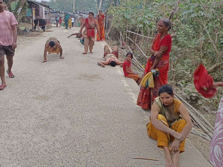 In Khagaria, men and women reached the Ganga Ghats by prostrating ...
