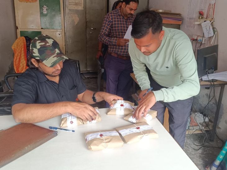 Food inspectors checked the quality of the food. | फूड इंस्पेक्टर ने ...