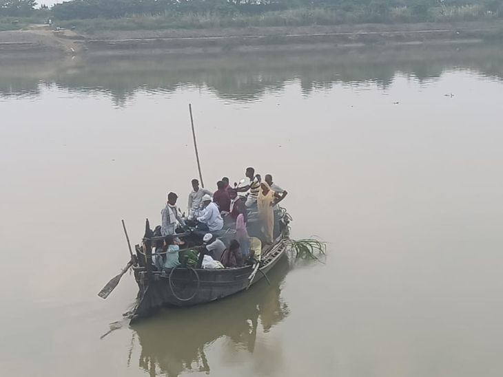 Jugaad boats on the Rapti River put lives at risk | राप्ती नदी पर ...