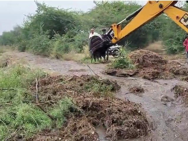 Garbage stuck in Takhatgarh Minor Canal, water overflowed and flowed away | तखतगढ़ माइनर नहर में कचरा फंसा, पानी ओवरफ्लो होकर बहा: किसानों ने जेसीबी से हटावाया, नहर की सफाई करवाने की मांग – ahore News Garbage stuck in Takhatgarh Minor Canal, water overflowed and flowed away | तखतगढ़ माइनर नहर में कचरा फंसा, पानी ओवरफ्लो होकर बहा: किसानों ने जेसीबी से हटावाया, नहर की सफाई करवाने की मांग – ahore News