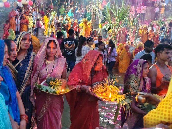 Women performed Chhath Puja on the Chattar River.