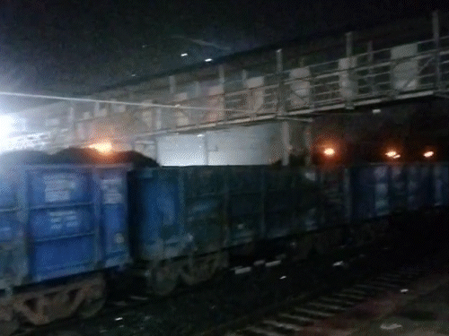 MP Train Accident Photos; Anuppur Railway Station | High Tension Line | ओवरलोड मालगाड़ी में कोयला हाईटेंशन लाइन से टकराया: अनूपपुर स्टेशन पर चिंगारियां निकलीं, तार टूटकर नीचे गिरे; कई ट्रेनें प्रभावित – Anuppur News
