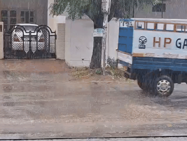 Udaipur Rainfall LIVE Updates; Mavli Crops Damage | Rajasthan Weather | उदयपुर में दिनभर बारिश, उदयसागर बांध के 2 गेट खोले: बारिश से किसानों की कटी फसलें भीगी, किसान बोले- लाखों का नुकसान हुआ; कल भी अलर्ट – Udaipur News Udaipur Rainfall LIVE Updates; Mavli Crops Damage | Rajasthan Weather | उदयपुर में दिनभर बारिश, उदयसागर बांध के 2 गेट खोले: बारिश से किसानों की कटी फसलें भीगी, किसान बोले- लाखों का नुकसान हुआ; कल भी अलर्ट – Udaipur News